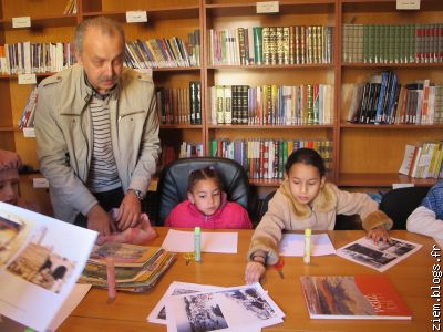 l'artiste expliquant la démarche aux enfants